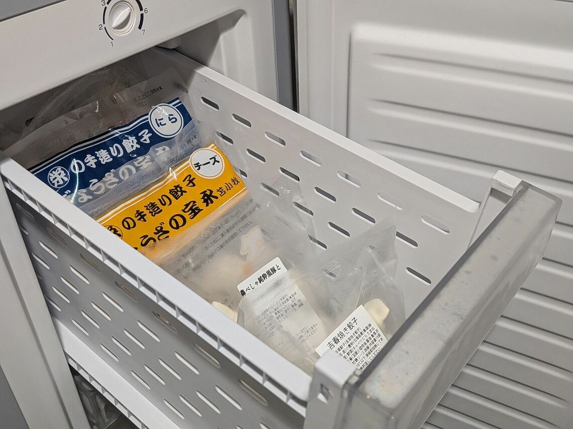 冷凍庫には常時、さまざまな店の冷凍餃子が入っている（写真：筆者提供）