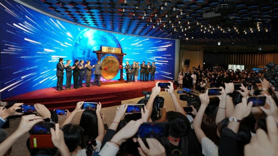 CATLはさらなる成長に向けて積極投資を続ける構えだ。写真は2025年5月、香港証券取引所に重複上場した際の記念式典（同社ウェブサイトより）
