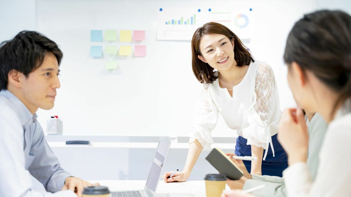 オフィスで議論をする男女