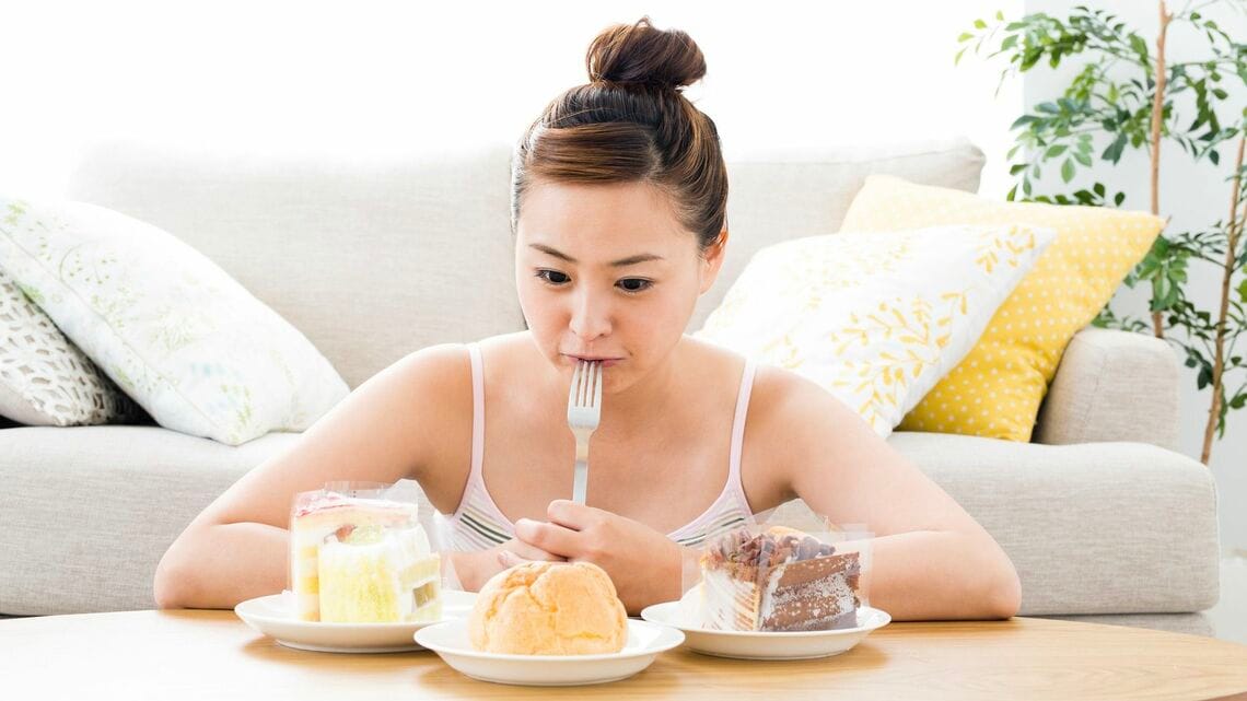 スイーツを前にする女性
