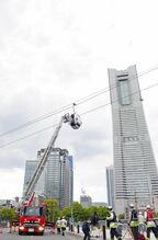 はしご車によるロープウェーの救助訓練は
