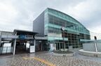 駅前の道路を渡った先には駅直結の小さなビル。