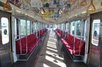 赤いシートが目立つ車内。最近の車両にはない