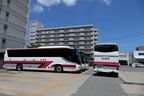 「九州号」の車体は赤と黒、灰色のラインが入る
