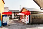 コンビニはないが自販機コーナーのある細谷駅前。