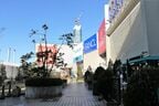北側の屋上広場。巨大な看板が間近に見える