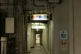 京阪天満橋ビルなどへ続く1階の通路（記者撮影）