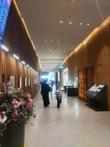 トルコのラウンジ1内の通路には、おそらく敷地内が広すぎるからだろう、案内板が置かれていた（筆者撮影）