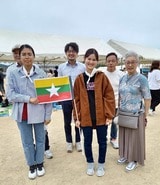 体育会に参加したミャ・ザベー・リンさん（前方右から2人目）とニンイー・イー・ラインさん（前方左）（写真・清明区民体育大会運営委員撮影）