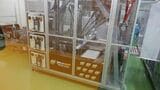 良品を自動包装ラインに送り込むロボットアーム。こういった省人化で要員の削減を実現した（筆者撮影）
