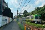 駒場東大前駅東口通路と広告看板（筆者撮影）