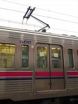 パンタグラフはシングルアーム型。登場時はひし形だった（記者撮影）