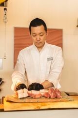 1つずつ、肉それぞれの個性を引き出す丁寧な仕込みが行われる。早朝からはじまり、カットだけで5時間に及ぶことも（写真提供：とんかつ乃ぐち）