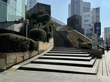 中の様子がわからない分、大きな階段が期待を誘う（筆者撮影）