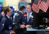 ダウ260ドル高､終盤にマイナス圏から回復 ｢短期的には売り尽くし感が出た｣との声も