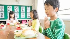 ｢給食費の軽減｣始まるも現場は悲鳴…人手不足をどう乗り切る？《存続の危機は何度も》波乱に満ちた学校給食の歴史