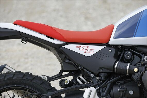 標準仕様のソロシート。シート高は後輪が17インチ仕様で860mm、18インチ仕様で875mmとなる。オプションのラリーシート（同880/895mm）も選べる