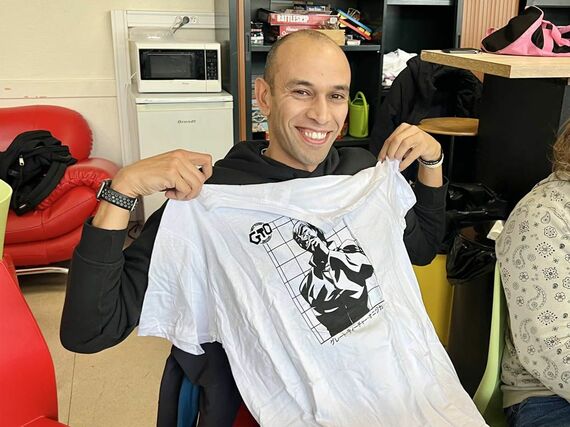 生徒から『GTO』のTシャツをもらって微笑むカリムさん