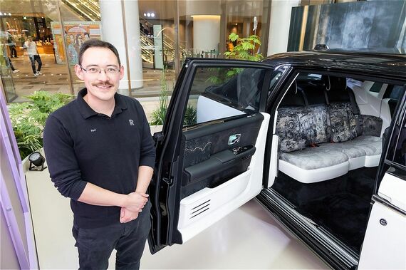 本国から来日したロールス・ロイスのPaul J. Ferriss氏。2016年に、ロールス・ロイス・モーター・カーズに入社。当時のウッドショップに勤務し、インテリアで使うウッドの仕上げを担当。ウッドショップは、テクニカルファイバーなど、ウッドにとどまらない技術が入ってきたため、現在はインテリアサーフェスセンターと名称変更