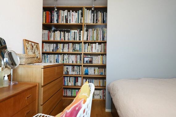 パーテーションで区切ったオープンな間取り