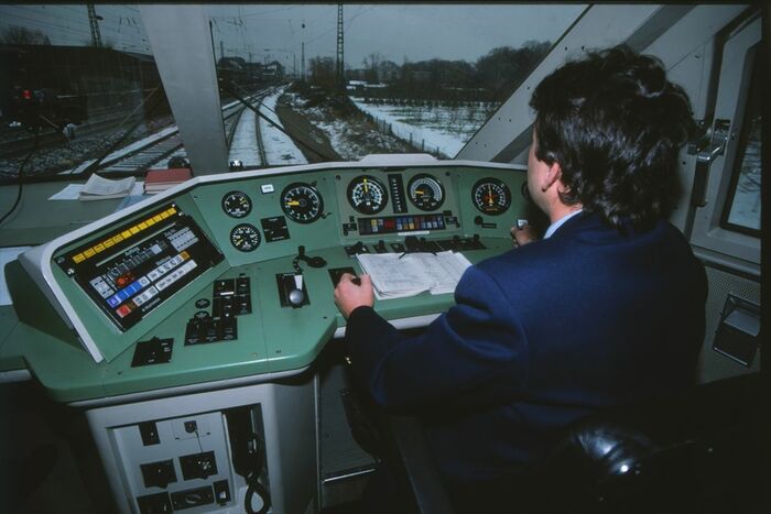 高速試験に向かうICE試作車の運転室の様子