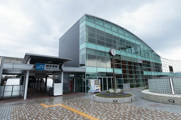 駅前の道路を渡った先には駅直結の小さなビル。