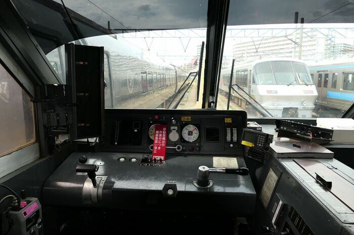 運転台はシンプルにまとまっている
