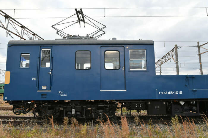 クモル145系の側面。運転席の後ろには雨に濡れると困る