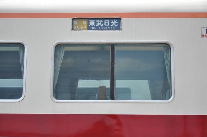 先頭車のドアに隣接した窓だけは2分割構造