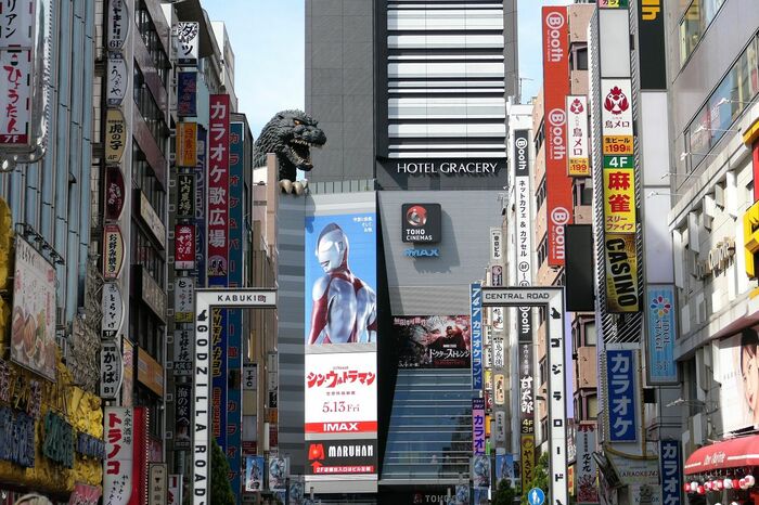 テラスから顔を出すゴジラが名物だ