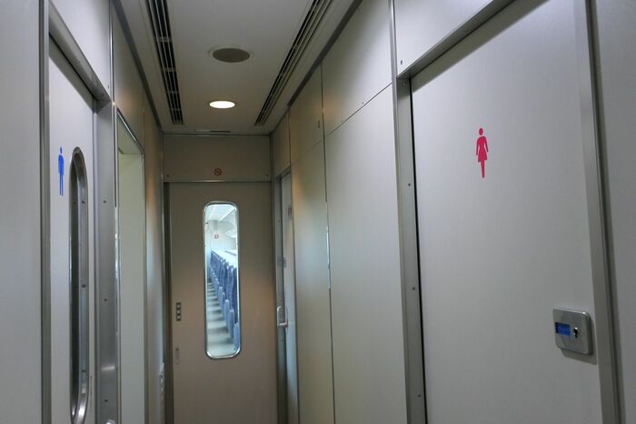 男性用トイレ（左）と女性用トイレ