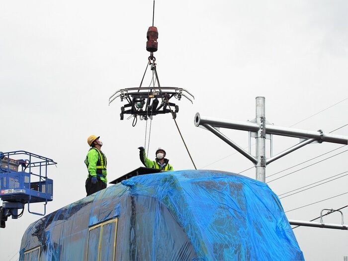 パンタグラフをA車の屋根に取り付ける作業