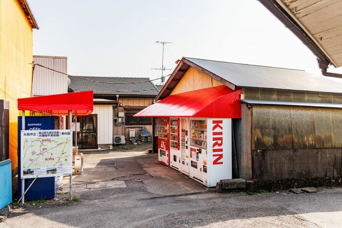 コンビニはないが自販機コーナーのある細谷駅前。
