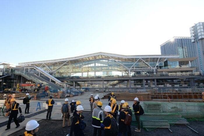 正面から見た高輪ゲートウェイ駅