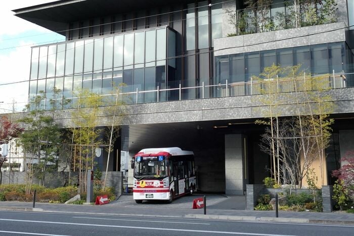 ホテルエミオン京都と電気バス