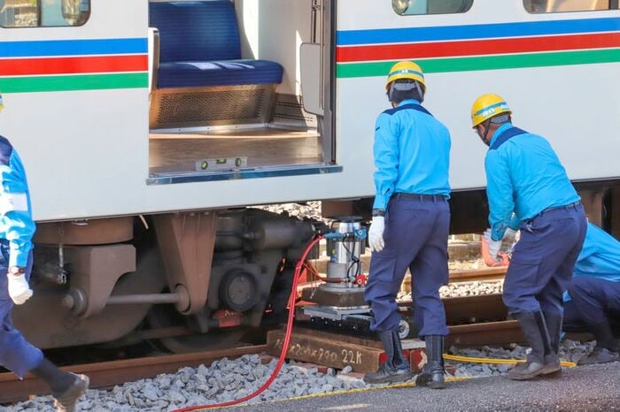 ルーカス社製脱線復旧機材。車体のジャッキポイントを持ち