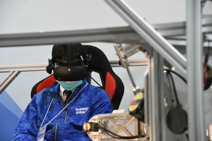 操縦士のゴーグルは零式人機のカメラと連動