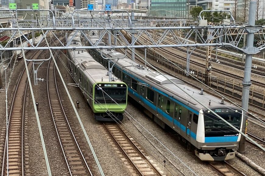 田町―高輪ゲートウェイ間で並走する山手線と京浜東北線の電車（記者撮影）