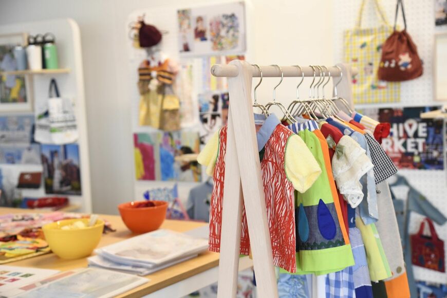 ファミリアの社内に飾ってある子ども服（写真：ヒラオカスタジオ）