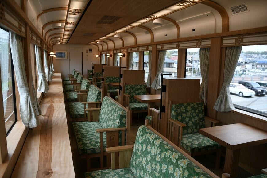 南海電鉄の観光列車「GRAN天空」は4両編成。窓側を向いた席が特徴の2号車「ワイドビューシート」（記者撮影）