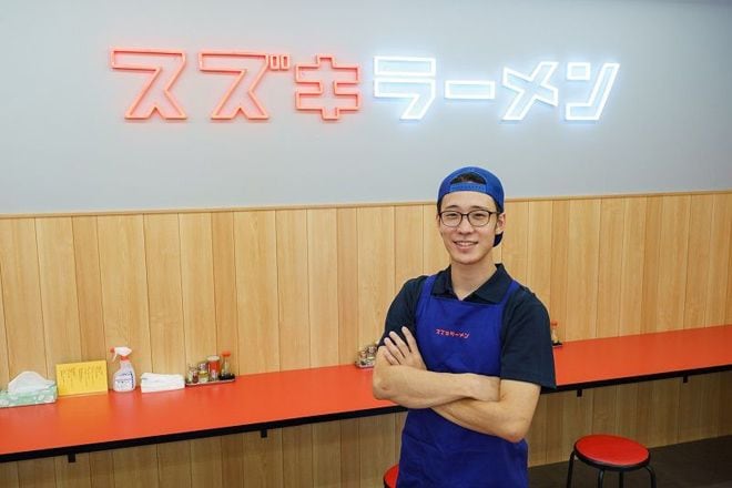 「スズキラーメン」店長の鈴木瑞輝さん。製菓からラーメンに転向した異色の経歴の持ち主（筆者撮影）