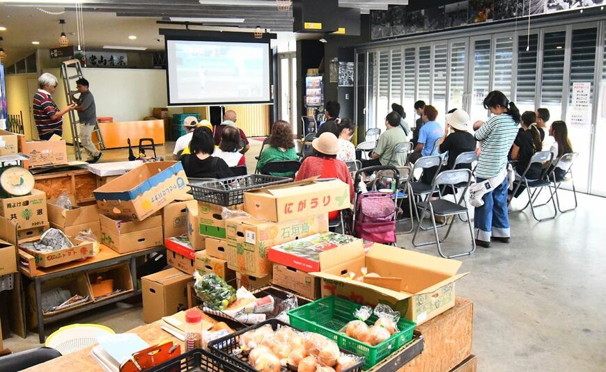 昔ながらの農連市場を前身とした「のうれんプラザ」でもみんなでテレビ観戦（長嶺真輝撮影）