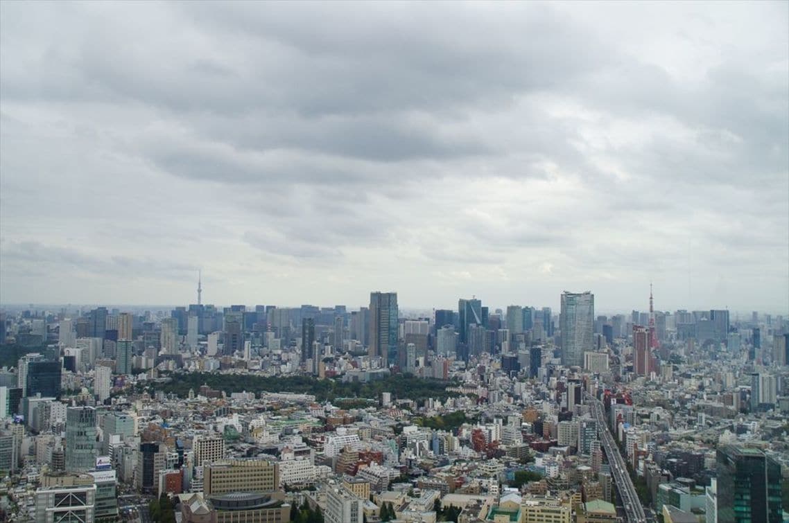 六本木方面には東京タワーとスカイツリーが見える
