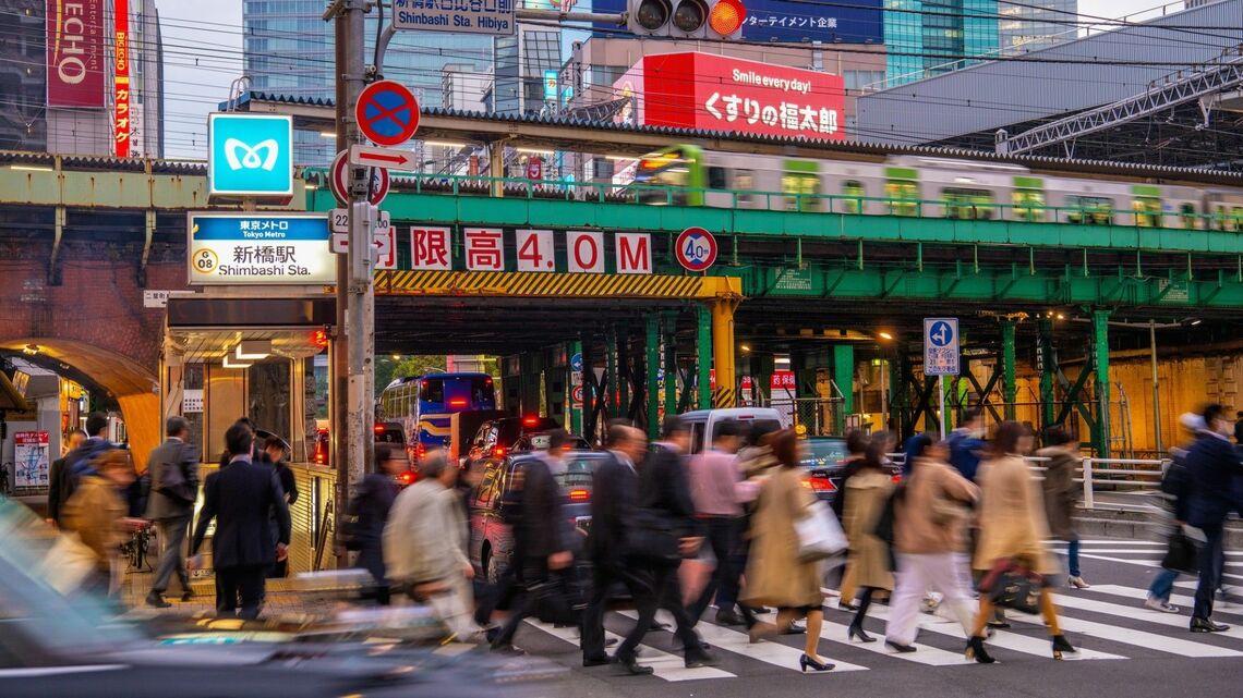 戦後最大規模の闇市があった新橋駅周辺の現在の様子