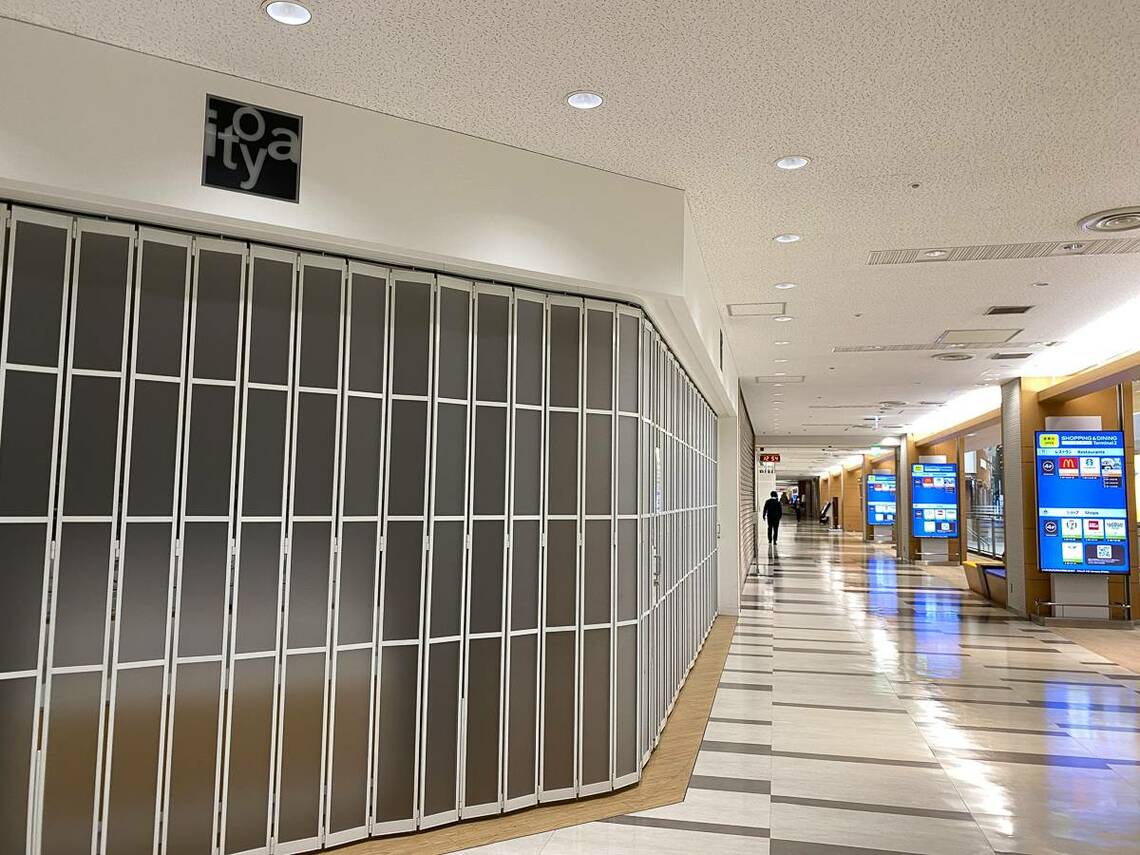 成田空港では多くのお店・レストランが臨時休業している（1月上旬、筆者撮影）