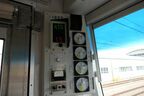 運転台横の計器類