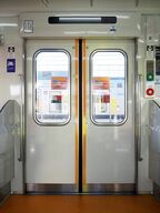 ドアは改造時に取り替えた車両とそのままの車両がある