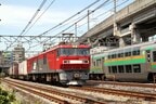 JR貨物のEF510形電気機関車と並んだ