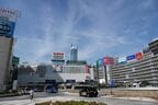 ハルクの後ろに「東急歌舞伎町タワー」が顔を出す