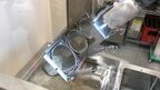 客席側からガラス越しにみたロボット。茹で終わり